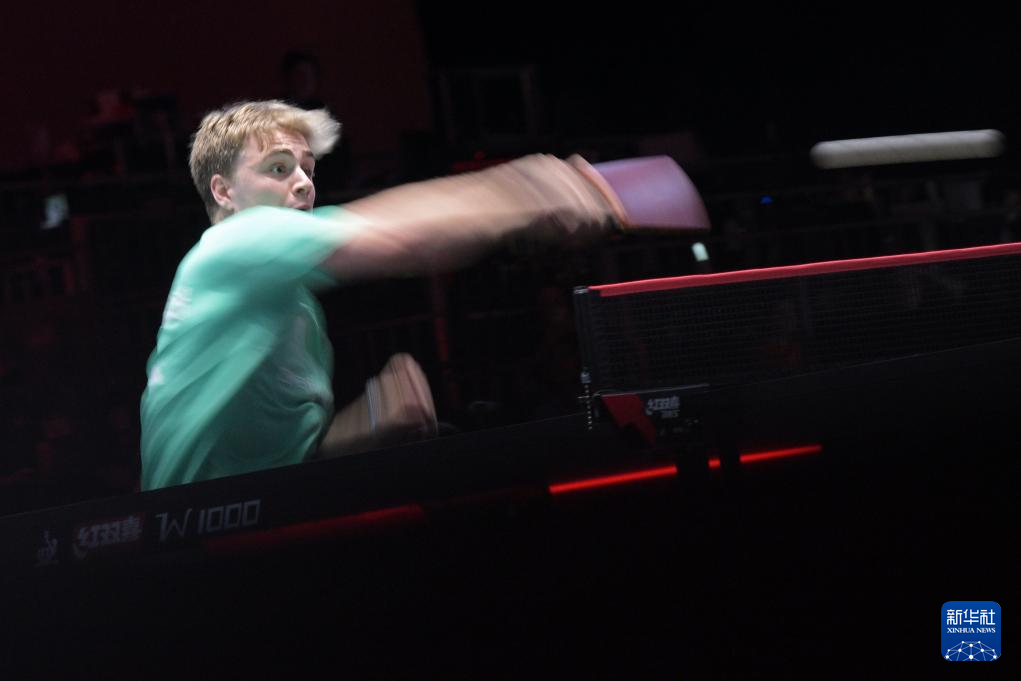 两人在台上 两人在台上